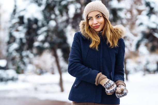 时尚的年轻女子在冬天的森林。圣诞、寒假概念。图片下载