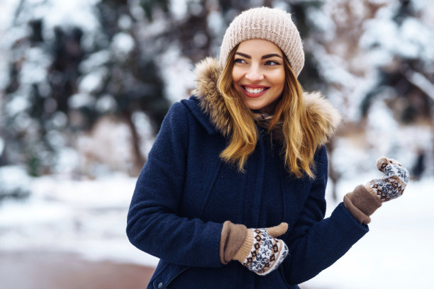 时尚的年轻女子在冬天的森林。圣诞、寒假概念。图片下载