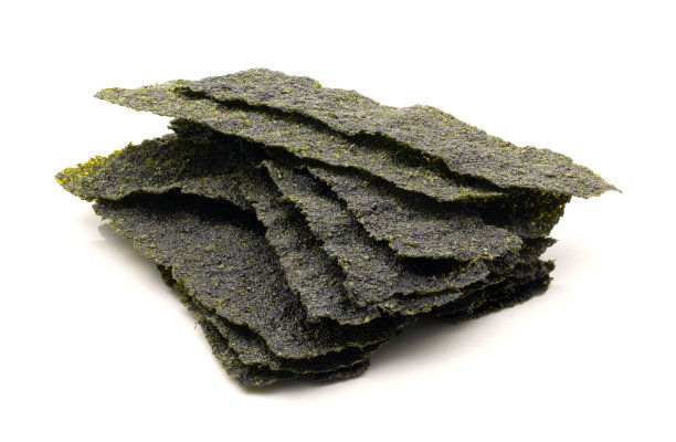 白色背景上油炸的海藻图片下载