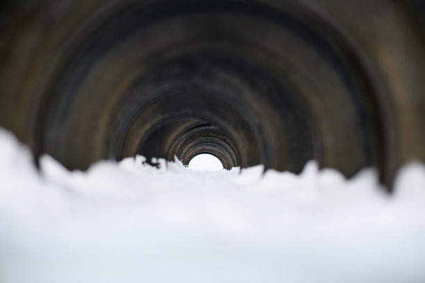 汽车轮胎的纹理。雪地里的轮胎洞。汽车的安全理念:冬季轮胎，第五轮冰。有选择性的重点图片下载