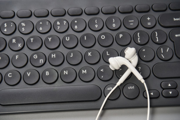 播客记录。灰色单色。有声读物和播客。音频技术。图片下载