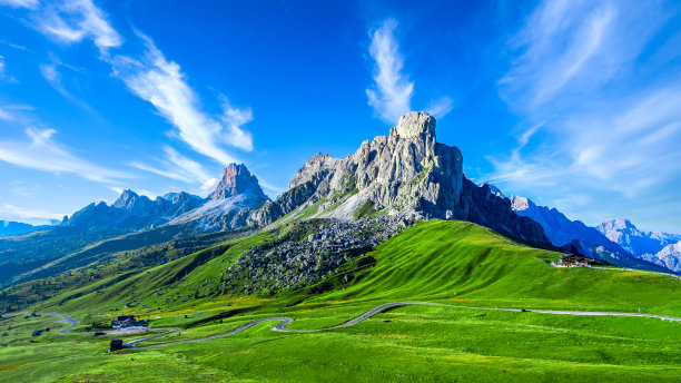 到帕索焦山的路，在意大利阿尔卑斯山的山路，帕索焦山地区的意大利白云石流行旅游目的地，意大利白云石。图片下载