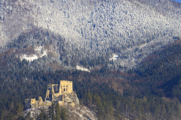 斯洛伐克乔克山脉Ruzomberok附近的利卡瓦废墟图片下载