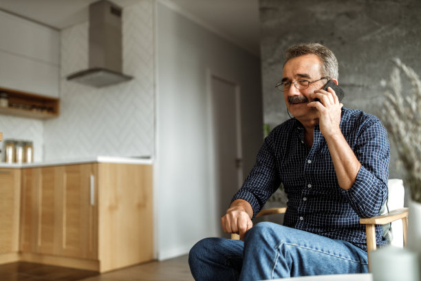 戴眼镜的男人，穿着深蓝色衬衫。图片下载