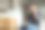 戴眼镜的男人，穿着深蓝色衬衫。图片下载