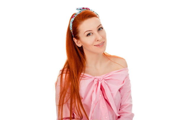 对着白人微笑的成功女人图片下载