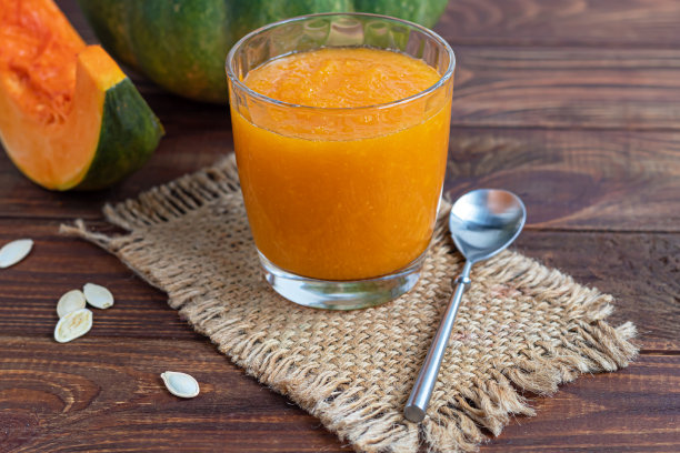 鲜南瓜汁配肉桂，秋饮理念。维生素饮料。图片下载
