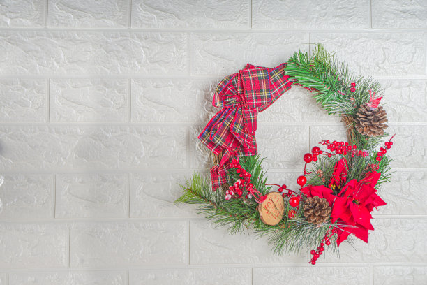 圣诞花环挂在墙上图片下载