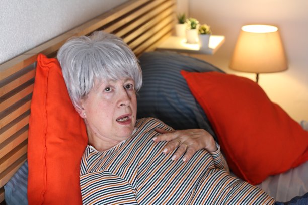 资深女性做胸痛实验图片下载