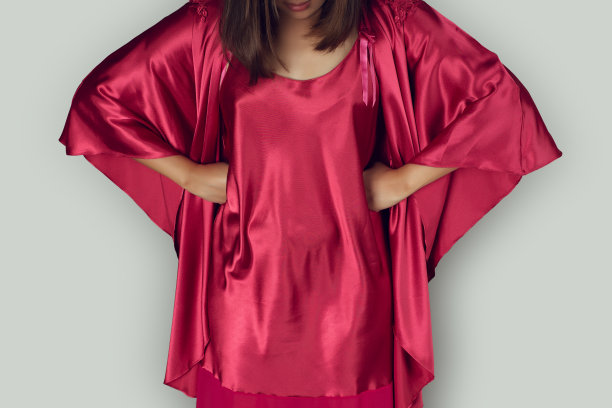 穿着红色睡衣的女人图片下载