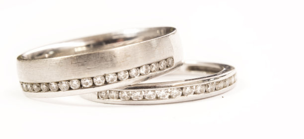 精致的结婚戒指由白金和钻石图片下载