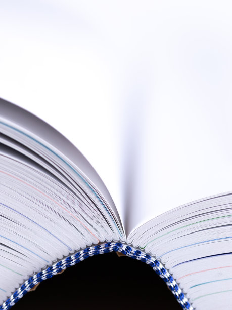 特写一本打开的书与蓝色硬封面和蓝色和白色线缝合图片下载