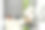 新员工中年男子，高级实习生一边从打开的盒子里拿出个人物品，一边看着家人的照片，为第一天上班做准备图片下载