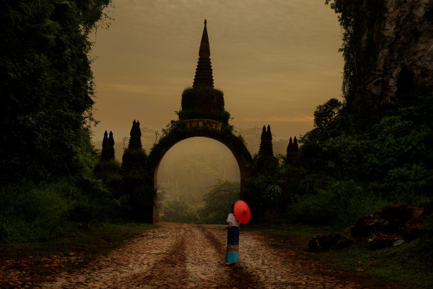 站在泰国素拉提的考纳奈朗佛法公园的妇女图片下载