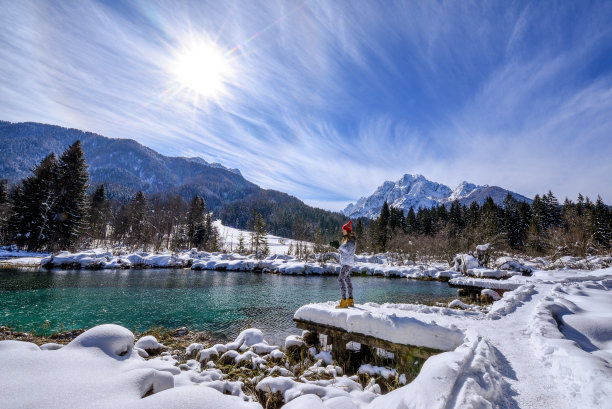 摄影师在春湖附近拍照图片下载