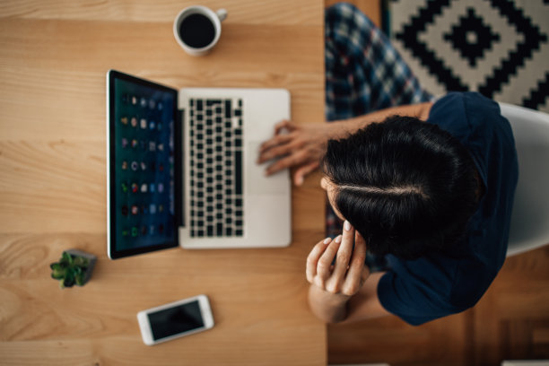 在家的女性自由职业者图片下载