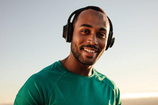 在户外听音乐的非裔美国人图片下载