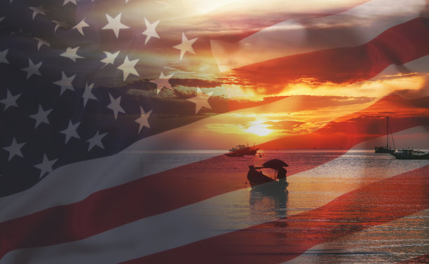 透明的美国国旗在日落的海景上为美国人民带来了橙色天空的新希望图片下载