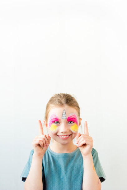 画着独角兽脸的可爱白人小女孩图片下载