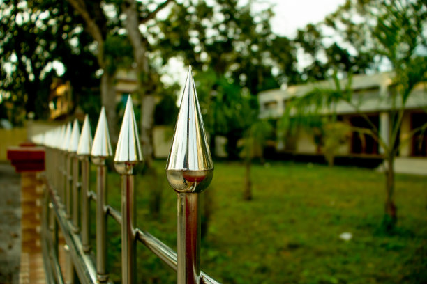 锋利的金属钢制成一条线用于墙壁装饰图片下载