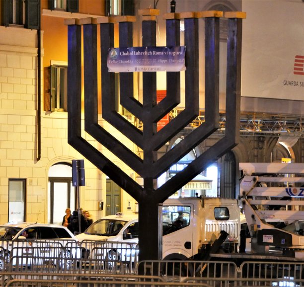 意大利罗马巴巴里尼广场上的烛台图片下载