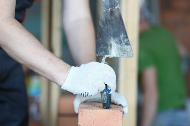 建筑工人在公寓内恰当地制作砖墙图片下载
