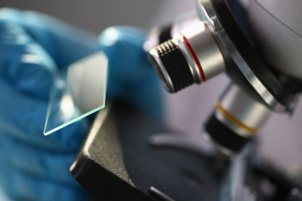 握着玻璃的手的微距照片图片下载