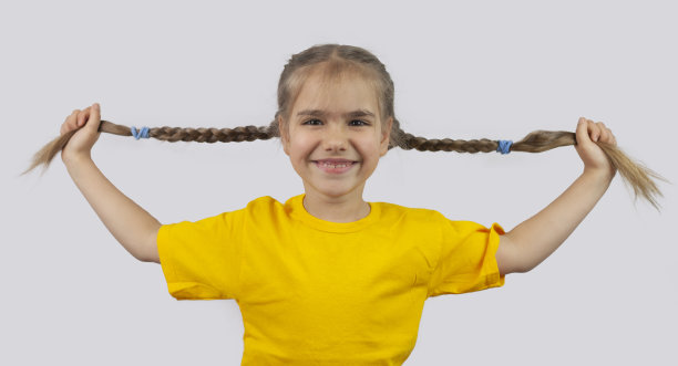 可爱的金发小女孩用手触摸着她的头，白色的背景上孤立的情感肖像图片下载