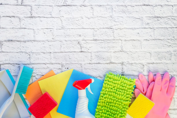洗涤剂，清洁配件，橡胶手套，抹布和海绵洗碗在一个白色的砖背景。清洁服务理念。俯视图，平放。副本的空间。图片下载