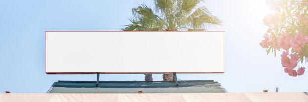 街边咖啡馆屋顶上长长的空广告牌，上面有白色的模型图片下载