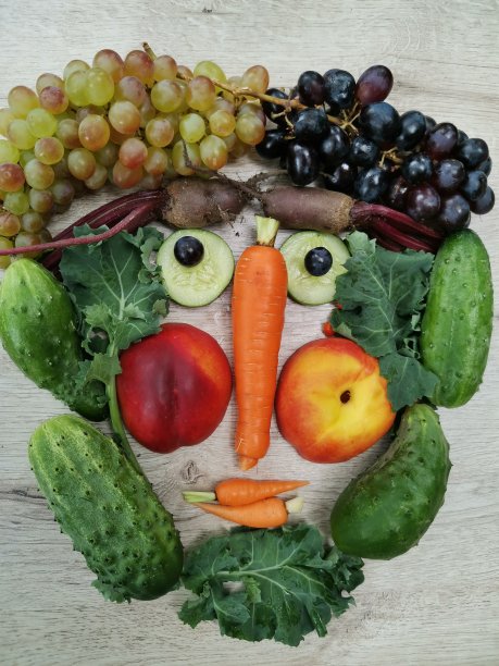 有机水果和蔬菜的好男人肖像图片下载