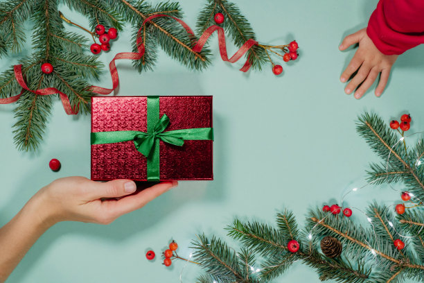 女人给孩子的圣诞礼物用丝带。本空间图片下载