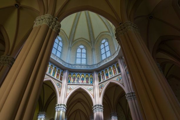 Castelpetroso Isernia,莫利塞。圣母阿多洛拉塔圣殿。圣所于1890年9月28日开始铺设第一块石头，于1975年竣工，是新哥特式建筑。图片下载