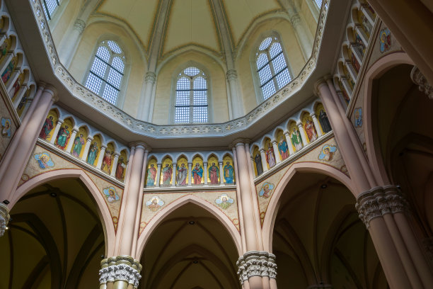 Castelpetroso Isernia,莫利塞。圣母阿多洛拉塔圣殿。圣所于1890年9月28日开始铺设第一块石头，于1975年竣工，是新哥特式建筑。图片下载