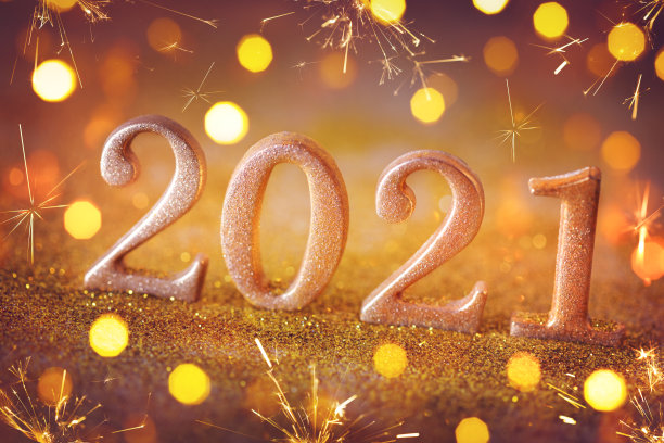 带有金色数字和圣诞彩灯的2021年新年贺卡。素材图片