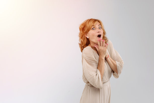 困惑的成年妇女问，耸耸肩，手掌向上。一个被孤立在白色背景下的漂亮成年女性图片下载