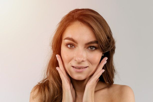 美丽的肖像一个年轻的女人的头和手靠近脸颊孤立的白色背景图片下载