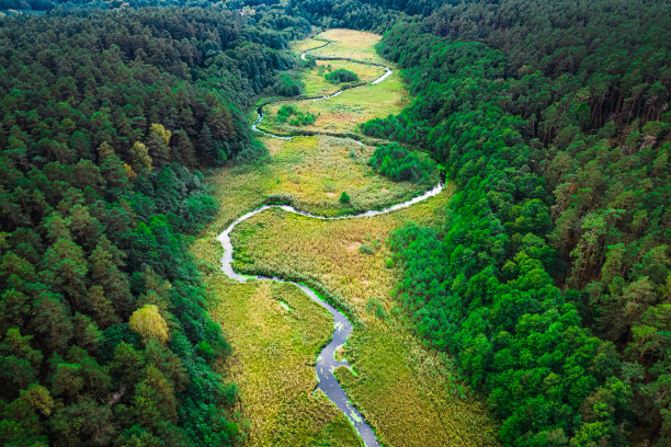 秋天蜿蜒的小河，鸟瞰图图片下载