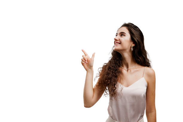 迷人的年轻女子是指着和微笑孤立在白色的背景。女孩向上指了指，给了两个变体供选择。促销、打折、黑色星期五的广告。图片下载