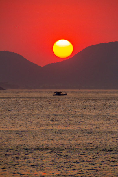 里约热内卢厄卡岛红色海滩上的日出图片下载