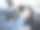方向盘上牛仔布袖子里的人的手臂，驾驶室内的视图，特写，选择性聚焦。一个开车的普通人。图片下载