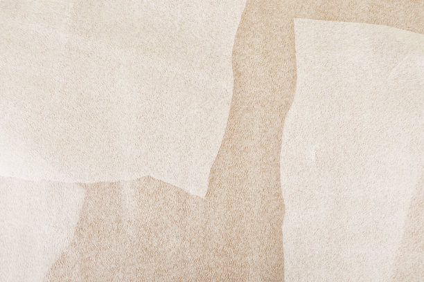 白色塑料泡沫片在纸板背景。图片下载