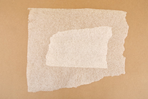 白色塑料泡沫片在纸板背景。图片下载