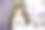 在孩子们的房间里，一个穿着白色套头衫的小男孩在他的白色桌子旁喝茶，用灰色的杯子喝可可。背景是一棵挂着彩灯花环的圣诞树。本空间图片下载