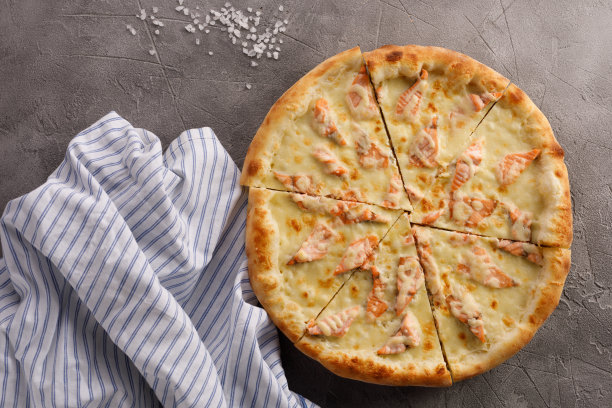 美味的披萨配上鲑鱼和纹理。美味的食物的概念。特写镜头。图片下载