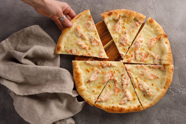 美味的披萨配上鲑鱼和纹理。美味的食物的概念。特写镜头。图片下载