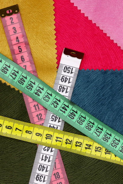 在织物背景上用卷尺测量图片下载