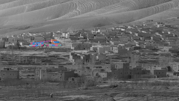 在摩洛哥阿特拉斯山脉的柏柏尔村庄的单色图片，与单一的建筑在颜色。图片下载
