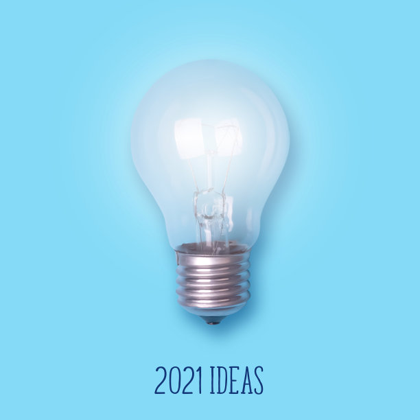 2021年的想法。蓝色背景上的灯泡。关于来年的想法。业务。图片下载