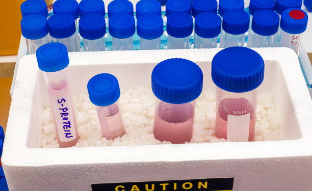 实验室冷备小瓶中的s蛋白样本，人类covid-19感染研究，概念图像图片下载